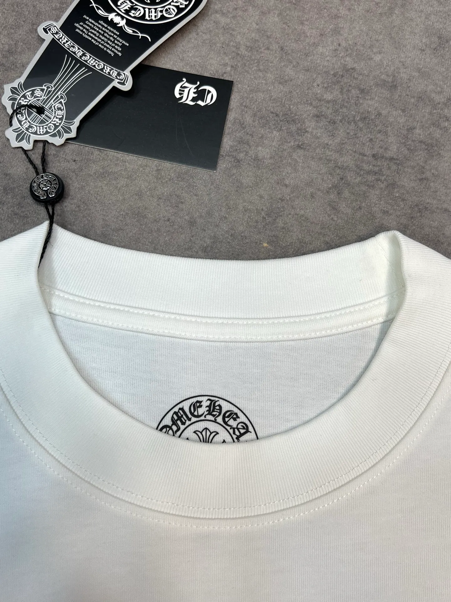 🅿️280 High Quality 5796 25 Early Autumn Chrome Hearts Horseshoe Flower Arm Long Sleeves The Chrome Hearts Long Sleeves that are popular! There are printed logos on the sleeves and back, and the American street style is full of them. It’s so hot to wear it alone if the bottom is missing! Relaxed and cool, I'm so ecstatic that I'm chased for 🔗💓Cro's heart powder when I go out on the street!